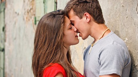 Как целоваться с языком с девушкой – Как научиться целоваться с парнем, с девушкой? Как правильно научиться целоваться в губы с языком, без языка?