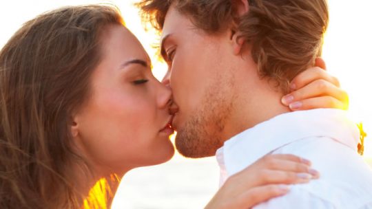 Как правильно целоваться с девушкой в первый раз в 14 лет в губы – Как правильно целоваться? Если мне 14 лет и моей девушке тоже 14. А то у меня скоро день рождения, а целоваться не умеем>