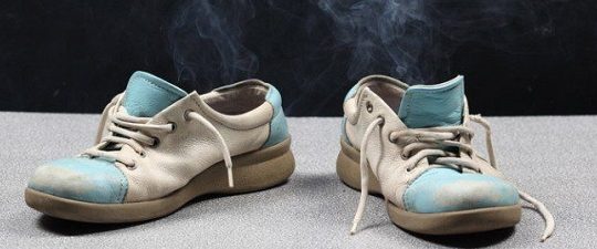 Как с обуви удалить запах – Как убрать запах из обуви: дезодорант и другие средства, чем лучше вывести, видео и фото